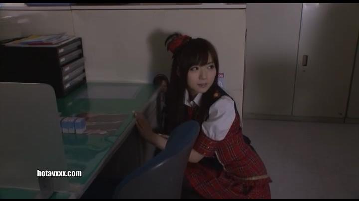 アイドル潜入捜査官 识别码: MILD-726<br>制作商:ケイエムプロデュース<br>发行商:million（ミリオン）<br>可爱的搜查官小姐在男厕所听到了公司的秘密，于是在夜晚准备搜索一番，但却被发现了，机智的她用色诱术顺利的扛过了所有的危机
