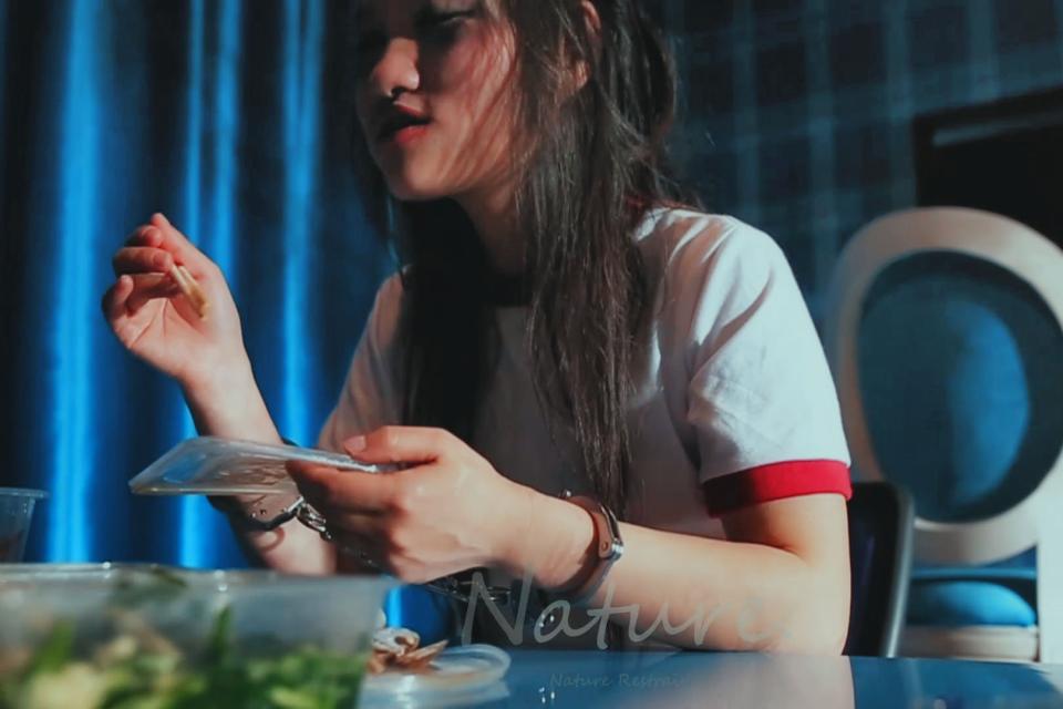 nature art 吃吃饭聊聊束缚 与模特拍摄间隙，抽空吃饭。期间各种神聊，聊捆绑啊、金属束缚，硬是把模特妹纸忽悠的一愣一愣的，若不是模特颜值稍逊，一定能把她直接忽悠成M。恩，我的M就是这么来的，哈哈哈。文件解压码：l123<br> 