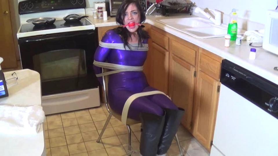 TO THE WINNER GO...... SUPERHEROINE TALES站视频TO THE WINNER GO......<br><br>Purple Avenger被Pimp Daddy所雇佣的两名歹徒所擒获，她被捆绑在椅子上并遭到口球堵嘴。两名歹徒开始玩扑克已决定谁先“享用”Purple Avenger。虽然被堵嘴但Purple Avenger还是透过口球来向歹徒挑衅，这时歹徒拿出了魔法棒……<br><br>https://clips4sale.com/studio/51405/16460814/TO THE WINNER GO......
