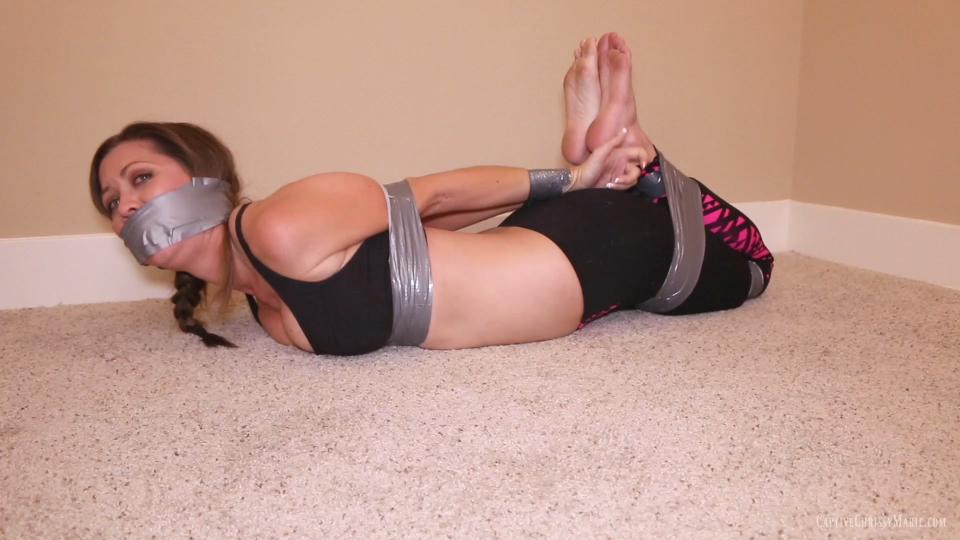 Gym Girl Bound & Sock Gagged captivechrissymarie站视频Gym Girl Bound & Sock Gagged<br><br>chrissy换好衣服后正准备出门锻炼，入侵者突然出现并迅速将她制伏。当chrissy恢复意识后发现自己已经被胶带拘束<br><br>http://captivechrissymarie.com/x-new/new-set.php?setid=62095&user=captivechrissymarie#.WPA15dKGOUl