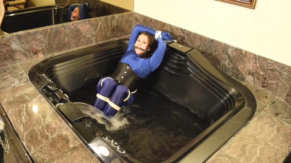 Bettie Banshee.. Bondage Bubble Bath Part 1 shinybound站视频Bettie Banshee.. Bondage Bubble Bath Part 1<br><br>模特Bettie在之前的拍摄中挣扎的很辛苦，S决定让她泡个澡来放松下，只不过是在捆绑堵嘴的状态下！<br><br>http://shinybound.com/x-new/new-set.php?setid=58199&user=shinybound#.WQKYY9J96Ul<br>