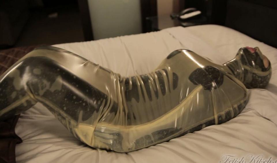 Cocooned Cocooned<br>fetishkitsch出品<br>链接：https://www.fetishkitsch.com/visitors/updates/2013/v_nov_dec.html<br>美女身穿全包乳胶衣被装进一个透明的乳胶全包袋中，袋子很紧而且还有固定手臂的袖子。美女在里面只能扭动身体完全不可能逃脱，加上振动器的声音，另美女在里面不停呻吟。最后灯被熄灭，留下美女一人在禁锢的黑暗和震动中渡过漫漫长夜<br>