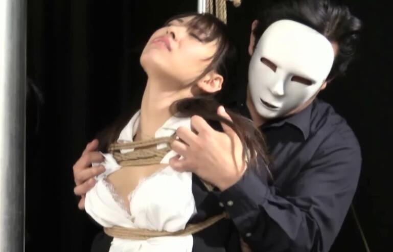 女体拷問研究所~沈黙を破りし雅狼の女捜査官 鬼畜の中へ！決死の極限炎上オーガズム LIVE 水原さな 女体拷問研究所~沈黙を破りし雅狼の女捜査官 鬼畜の中へ！決死の極限炎上オーガズム LIVE 水原さな<br>発売日：2017/05/01<br>出演者：水原さな<br>メーカー：BabyEntertainment<br>レーベル：Baby Entertainment<br>品番：djud110<br>美女OL卧底搜查官被坏人发现真实身份之后遭到绑架，并且紧缚之后用震动棒强制高潮，调教凌辱！