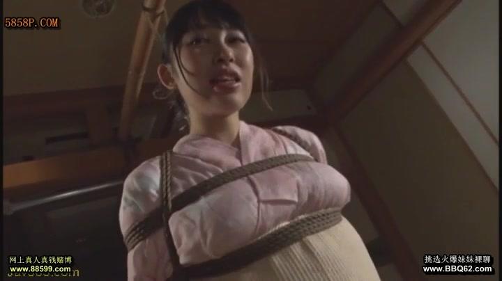 くいこみ股縄女剣士 4 巨乳道場妻生恥さらし刑 永崎文 鈴乃音にゃん 商品発売日： 2015/03/01<br>収録時間： 125分<br>出演者： 永崎文 鈴乃音にゃん<br>監督： まるかつ<br>シリーズ： くいこみ股縄女剣士<br>メーカー： シネマジック<br>レーベル： VIXEN<br>ジャンル： 独占配信 淫語 美少女 浣腸 人妻 SM<br>品番： CMV-073<br>平均評価： レビューを書く<br>简介：幸せいっぱいの人妻剣士がやらしい奴隷に堕とされる。乳房モミモミ責め、ワレメ丸棒しごき、同姓調教、恥辱コマネチ。黒髪をふり乱し倒錯した快楽に悶える美人妻、純白ふんどしをマゾ色に染め卑猥な愛液を滴らせる！