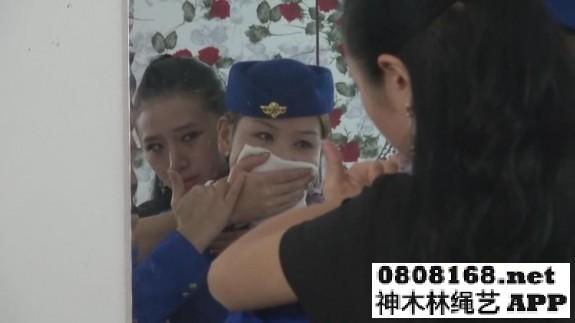 《馨媛绑空姐1》美女馨媛绑架蓝衣空姐蒙眼堵嘴装麻袋。     美丽的曹捷助纣为虐，先和空姐聊天让她放松警惕，然后趁机绑架。<br><br>    本故事改编于KB小说：贩卖之空姐王媛。<br><br><br>    首选下载：视频库【支持直接在线观看，在视频下方直接按清晰度下载，画质较差，但永不失效】<br><br>    备选下载：百度云链接，原片压缩包，较大，但是是原始的最高清晰度，下载后需要解压，解压码:1122