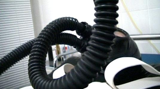 BREATHIN' THERAPY BREATHIN' THERAPY<br>Sinteque - Valentina - Slave G.<br>LatexSMBig TittsHeavy RubberToysLesbiansMedicalFace SittingPumpingHosesClinicTorpedo TitsGasmasksBreath Contro<br>原地址：http://www.fetishtool.com/en/videos?p=13<br>2个乳胶改造人在实验台上蹂躏她们的试验品～！企图为自己增加同伴，防毒面具呼吸抑制