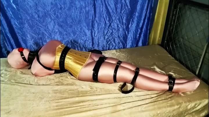 Nadia Squirming 购买地址：http://xsiteability.com/x-new/new-set.php?setid=75793&user=shinybound#.WOC83vl942w<br>描述：最精彩的在最后一段，好美好性感的女人啊，嘟嘴扣球，全身被皮带捆绑住<br><br>百度云需要修改后缀为MP4格式，修改后缀为MP4格式