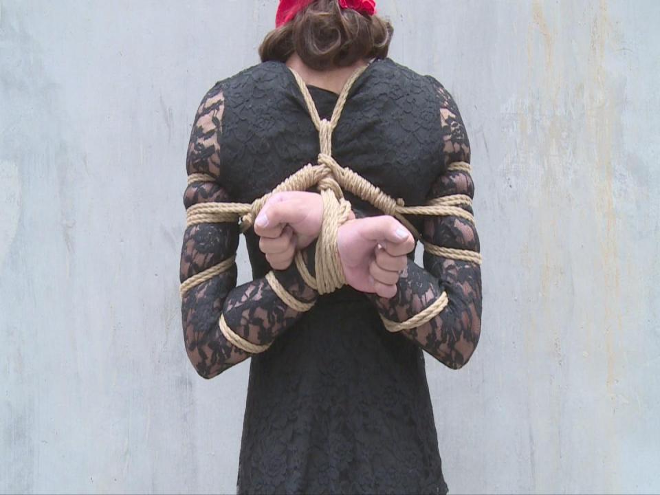 丽佳约拍作品Y81【紧缚体验】多种紧缚考验体验者耐力～ 本视频由丽佳美苑出品，约拍作品Y81【紧缚体验】多种紧缚考验体验者耐力～<br>定拍约拍QQ 823827335 微信13051214880，请联系丽佳