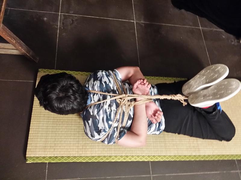 丽佳约拍Y77【捆吊90后小男生】灵蛇作品～ 本视频由丽佳美苑出品，约拍Y77【捆吊90后小男生】灵蛇作品～<br>定拍约拍QQ 823827335 微信13051214880，请联系丽佳