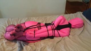 TripSixPinksuit2 粉色全包衣美女被扎带捆绑
