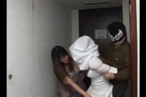 被绑了1 美女被人贩绑架头上戴着麻布什么都看不见 只能跟着他们走，直到被扔到床上才看见了歹徒长什么样！！