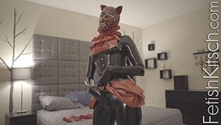 Nenetl Nenetl's Tail<br>链接：https://www.fetishkitsch.com/visitors/updates/2016/v_may-june.html<br>美女穿上乳胶束腰带上尾巴乳胶头套成为猫女～！性感街拍诱人