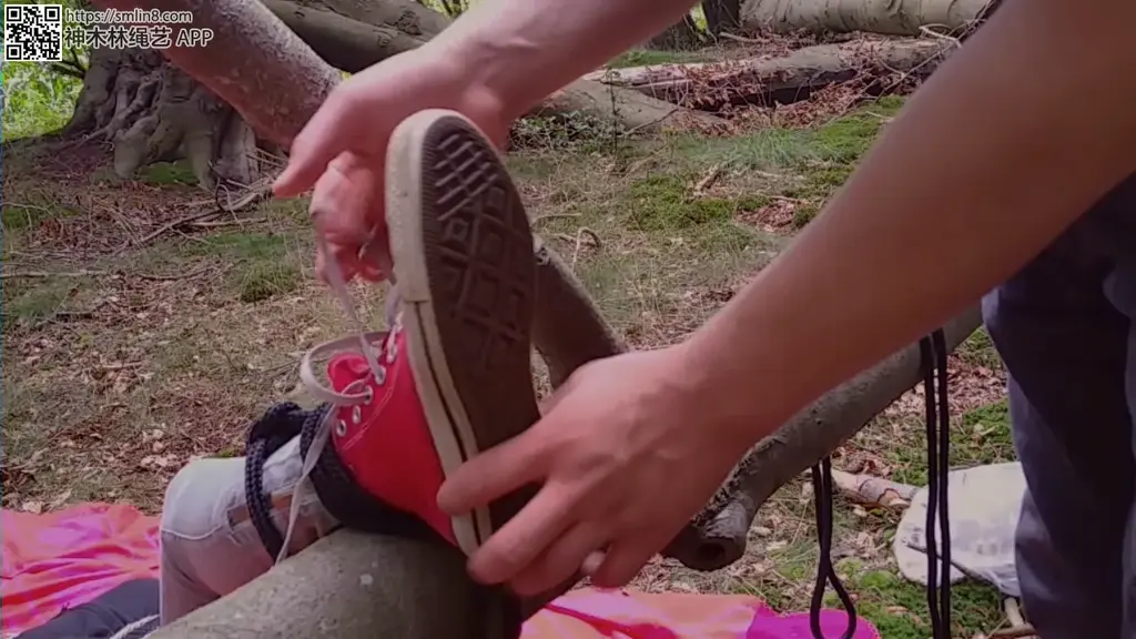 one-foot tickle torture in the forest 链接：http://clips4sale.com/97697 把可爱的小女友绑到树上挠脚心折磨，一只脚绑在树上，上身也绑住，拖了鞋子挠萌萌的白袜脚，脱了白袜挠萌萌的裸足，<br>又因为脚乱动，把大拇指绑到树枝上，没什么剧情，就是觉得脚好可爱好可爱的！