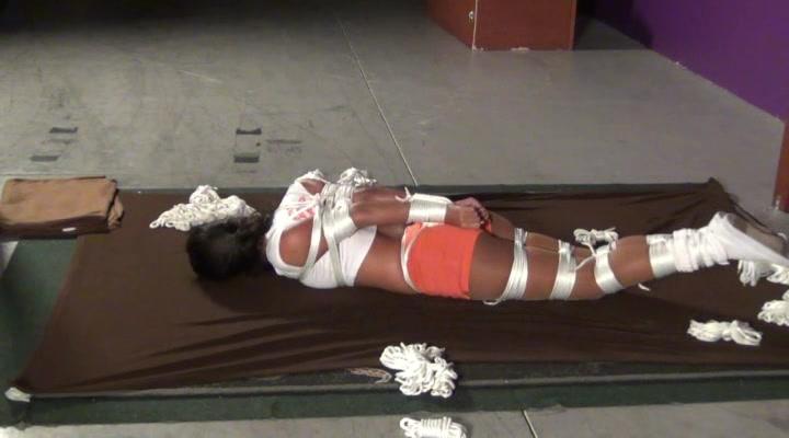 Drea Hooters Custom 8 https://clips4sale.com/studio/43245/8077329/Drea Hooters Custom 8 wmv<br>Drea stops by The Woodshed Dungeon in Orlando Florida to help Lew during cleaning day. Our poor heroine finds herself in yet another Hooters Girl Bondage Predicament! Drea is determined not to get tied up again but something changes her mind. Is it her deep secret desire for bondage? Or something else? After being in a very tight hogtie for a while Lew stands her up on her knees and ties her waist to a post! Sooo mean!!<br><br>片名：Drea Hooters Custom 8<br>片长：00:36:02<br>