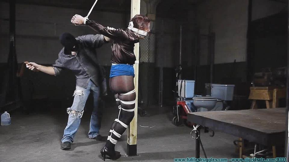 Riley is Captured, Belt Whipped, and Hogtied - Part 1 futilestruggles站视频Riley is Captured, Belt Whipped, and Hogtied - Part 1<br><br>Riley想要赚些钱，并似乎被卷入了一些见不得人的勾当。对方要求她到一个废弃工厂来见面，Riley到达后一个蒙面人出现将她捆绑<br><br>http://www.futilestruggles.com/trial/gallery.php?id=995&type=vids&<br>