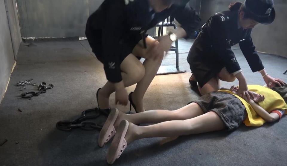 梨花雨 罪罚 梨花雨 罪罚<br>创作：梨花雨<br>毒贩被四个秘密抓捕，在看守所中受尽折磨，肉丝，手铐，脚镣，捆绑非常精彩！