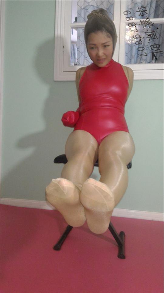 [华素原创]定拍！软妹复出！丝袜全包！特制后手拘束服，靓颜，生肉紧身亮丝长靴应有尽有！无助挣扎扭动！ 美颜，长靴美腿，动漫身材，软妹薄丝全包，精致五官、完美脸型轮廓若隐若现，双手被特制拘束服后手紧紧拘束动弹不得，只能无助扭动挣扎，一脸难受。<br><br>最近忙，很久没拍 丝袜全包 有空在拍些 全包太紧了妹子 很辛苦 <br>手麻吃不消了  有机会下次有机会再拍些全包的！<br>都是同好娱乐，定拍收费不高 辛苦费！支持原创，杜绝黄牛！<br>精剪 26分钟：890M 高清 <br> 