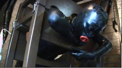 らばーがーるRubber Girl02 らばーがーるRubber Girl02<br>品番: cst-053<br>拘束调教全包胶衣美少女玩弄固定，按摩棒强制高潮