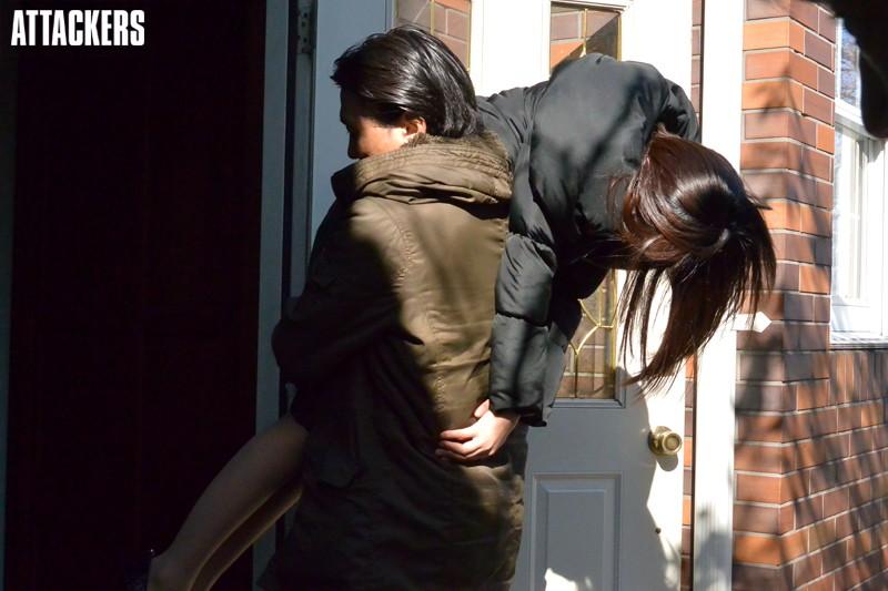  凌辱屋敷の掟2 七瀬リナ 識別碼: RBD-618<br>長度: 94分鐘<br>導演: 蛮野人<br>製作商: アタッカーズ<br>發行商: 龍縛<br>系列: 凌辱屋敷の掟<br>類別:高畫質 DVD多士爐 已婚婦女 監禁 苗條 DMM獨家 單體作品<br>演員:七瀬リナ<br>美女被老板看上，骗进企业拍写真调教，拘束玩弄监禁～！