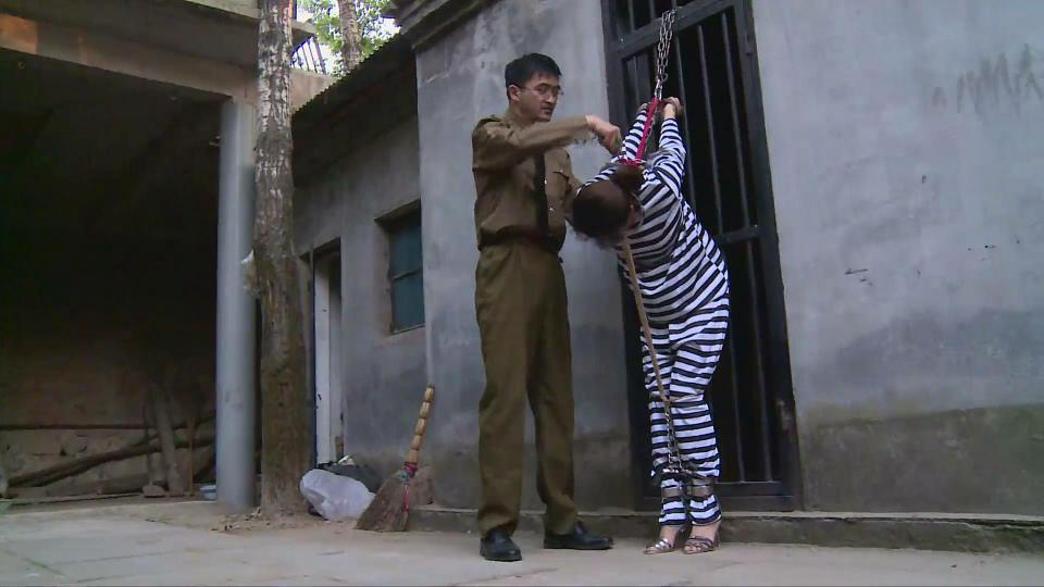 丽佳定拍作品M46【体罚】女囚的牢狱生活，铁鞋，脚镣，股绳后手直臂勒嘴吊！ 本视频由丽佳美苑出品，定拍作品M46【体罚】女囚的牢狱生活，铁鞋，脚镣，股绳后手直臂勒嘴吊！<br>定拍约拍QQ 823827335 微信13051214880，请联系丽佳<br>