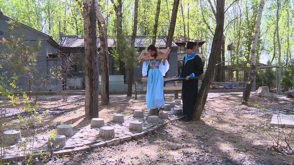 丽佳定拍作品M47【犯妇押解】漂亮女犯带枷赤足脚镣押解惩罚，逃脱失败被驷马！ 本视频由丽佳美苑出品，定拍作品M47【犯妇押解】漂亮女犯带枷赤足脚镣押解惩罚，逃脱失败被驷马！<br>定拍约拍QQ 823827335 微信13051214880，请联系丽佳
