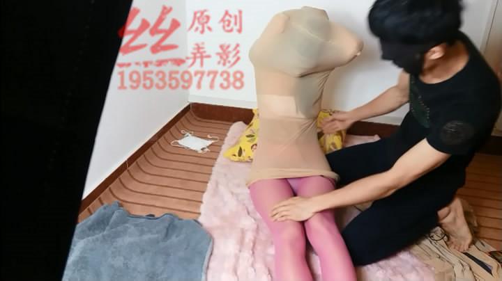袋装丝袜玩弄丝袜少妇 丝弄影原创作品严禁转载，内部交流，如题丝袜袋装玫红色连裤袜少妇！堵嘴T教控制玩弄!不容错过！文件需要下载解压观看，最好不要在线解压！