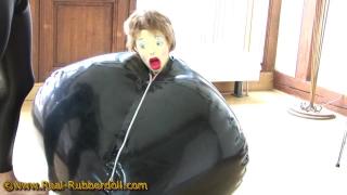 Unionidae inflatable toy 片名：Unionidae inflatable toy<br>原始链接：http://www.real-rubberdoll.com/<br>简介：乳胶娃娃被充气玩具包裹束缚，好好玩的样子