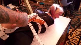 Trip Six Public Belt Bondage 购买网址 http://xsiteability.com/x-new/new-set.php?setid=60776&user=shinybound<br><br>旅行6穿上丝质莱卡紧身与严格保证胸衣和我继续带她到一个皮革armbinder和适合她的嘴大金属蜘蛛插科打诨。 立即开始流口水。 在整个会议大厅的旁观者,我带她身体的每个活动部位与皮带紧密捆绑在桌子上。 她不能移动肌肉。 她所能做的就是口水,看着每个人都看着她的口水。