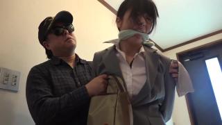 日本危机 女孩被歹徒绑架到家里，蒙住眼睛堵住嘴