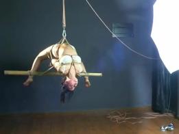非常严格的束缚 - Very strict bondage Very strict bondage<br>A cute chinese girl is bound very tightly in different positions<br>Video quality 480p<br>