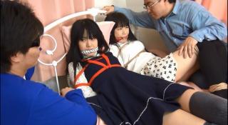 日本危机系列捆绑过膝长袜美女 日本危机系列，两名日本美女被入室绑架，过膝长袜十分性感漂亮，被日式捆绑放置在床上猥琐乱摸。
