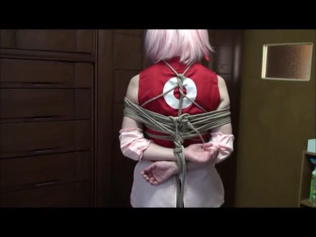 サクラ縛＋野球ユニフォーム緊縛 http://dl.getchu.com/index.php?action=gd&gcd=D0023596<br><br>サークル	緊縛委員会<br>作者	緊縛委員会<br>登録日	2013/07/31<br>時間：34分 <br>サイズ：587MB <br>ファイル形式：wmv <br>解像度：640×480<br>出演：なお <br>撮影場所：自宅<br><br>「ナ○ト　疾風伝」より「春○サクラ」のコスプレ衣装で、縛られてのもがき、手足を縛られた状態でクナイを取ろうと頑張ります。<br>その他にマンガでよく見る縛りは役に立つのか？という疑問から、ぐるぐる巻き状態の縛りも。<br>野球ユニフォームを着ての縛りでは、縄抜けに挑戦。<br>休憩の様子や、縛りを解いた後に腕に付いた縄の痕などのおまけ動画もあります。<br>性的描写やヌードはありません。 <br>出演の方は顔出しNGの成人女性です。 <br>動作確認を兼ねて、サンプルをご覧いただいてのご購入をお勧めいたします。<br>今回はカメラが安定するように、三脚を使って撮影してみました。<br>三脚からカメラをはずす場面では、音が「ゴリゴリ」とうるさいですm(_ _)m
