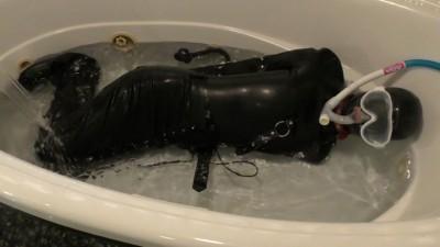 らばーがーる2-水中拘束etc... らばーがーる2-水中拘束etc...<br>品番: cohi-039<br>拘束重装备，全身拘束包裹皮革下体安插跳蛋呼吸抑制，关进浴缸内放置play，挣扎不断！～