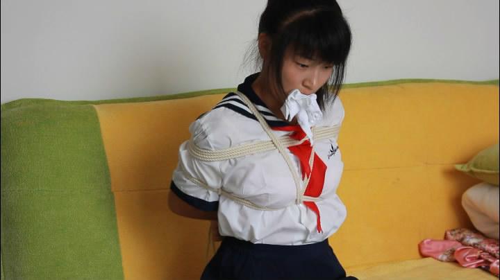 张琪遇险 张琪是我的干儿媳妇，漂亮甜美，出演歹徒的是我的干儿子，年轻帅气