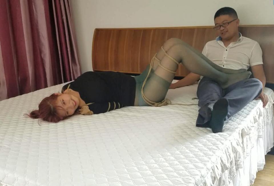荒唐的家教 美女大学生去做家教，遇到了一个特殊的学生，不但不好好学习，还玩老师的丝袜脚，让老师用脚给自己服务，最后还把老师捆在家中，慢慢折磨.....这个家教是不是荒唐呢？片长30分钟。1080p全高清拍摄。本片为一往情深绳艺工作室定拍作品，版权所有，定拍qq 1002871968 欢迎定拍咨询。“网盘内文件为压缩包，下载后解压即可”解压密码 bdm7.com