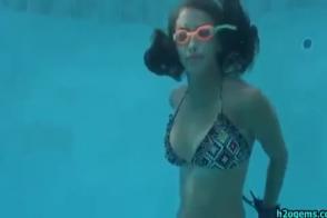 美女被捆绑在水下溺亡 美女被捆绑在水下溺亡