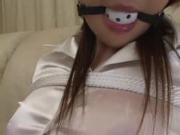 口球美女流口水沾湿全身（湿身） 美女坐在沙发上，戴着口球口水直流，口水浸湿了衣服