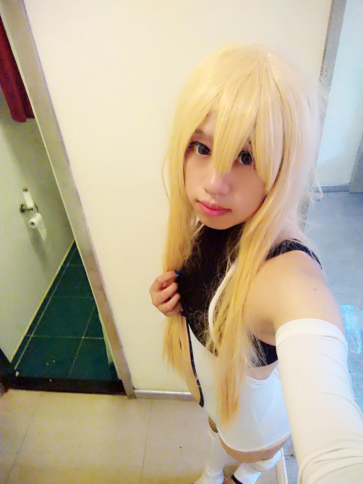 独家 【莉雅的紧缚实验】μ-12 cosplay 【第三期】 μ：莉雅<br>主人：觞<br>角色介绍：出自《苍翼默示录》，近期也在少女前线作为联动角色出现<br>剧情简介：每天被主人抱在怀里睡觉真是幸福～不过，今天早上主人醒来的时候为什么一脸惊讶的盯着我呢？感觉自己的脸都被盯的有点发烫了……唔，等等，我不是抱枕吗！怎么一夜间变成这样子了！这样……主人会不会讨厌我……会不会不让我陪他睡觉了呀……<br>写在后面：大概这次包含了，龟甲和保鲜膜不包括头的全包，不敢包头，怕出现危险，小肚子不许吐槽，有穿安全裤，期待走光的不用期待了，某种意义算是小剧情吧~<br>上期说的吊缚...因为吊杆买的不够长得等有时间再买新的了~<br>
