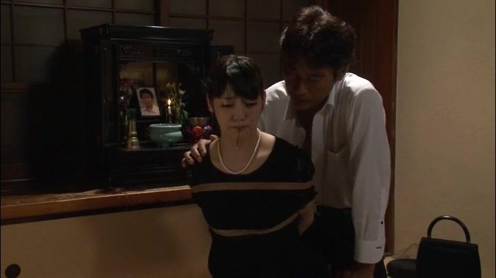 義父の愛玩犬 緊縛義娘 みづなれい 識別碼: RBD-036<br>發行日期: 2014年11月<br>導演: 魁<br>製作商: グローバルメディアエンタテインメント<br>發行商: Rose Butler<br>類別: SM 紧缚<br>演員:みづなれい<br>黑丝丧服人妻被義父捆绑调教，日式紧缚，吊缚，欲罢不能。