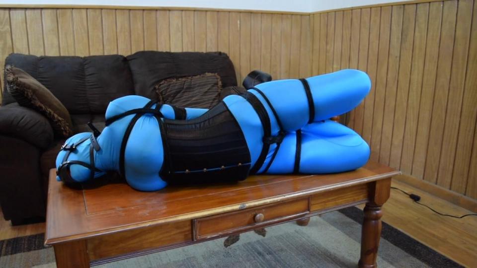 living doll hogtied living doll hogtied<br>ShinyBound出版商<br>购买网址:https://www.clips4sale.com/studio/96993/shiny-bound-productions/Cat0-AllCategories/Page1/SortBy-bestmatch/Limit10/search/living doll hogtied<br>剧情：Specific Kink came down to Florida to visit and do some guest rigging with Les and Brendas Bound and he brought along his rope bunny Gmoras. 