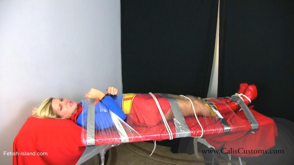 Draining Supergirl Cali Logans Power and Peril站视频Draining Supergirl<br><br>超女参加一档慈善脱口秀节目，奇怪的是节目拍摄地在地下五十层。脱口秀上主持人Cali邀请超女展示下她的超能力，而在地底超女的能力消耗加大并且越用越弱。之后Cali想超女提出捆绑脱缚挑战……<br><br>https://clips4sale.com/studio/62775/17198414/Draining Supergirl (hd)