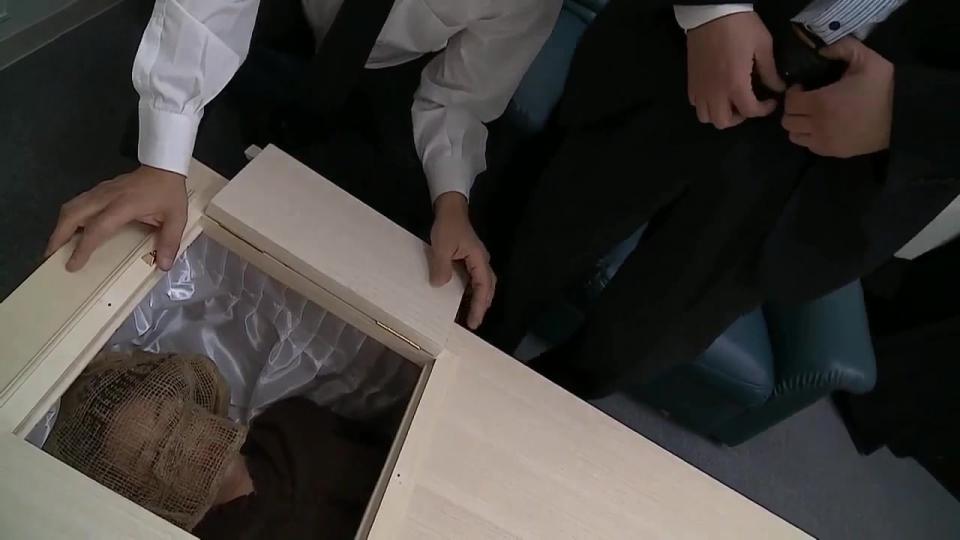 夫の部下にレ○プされた妻2 竹内梨恵 夫の部下にレ○プされた妻2 竹内梨恵<br>出演者：竹内梨恵<br>シリーズ：夫の部下にレ○プされた妻<br>メーカー：婦人社/エマニエル<br>品番：emaz-320<br>熟女主妇在家中被丈夫的同事强奸并且拘禁在家中的地下室调教凌辱！