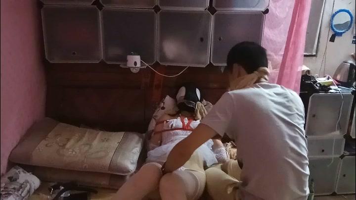 爱剪辑-婚纱调教 距离上次出售的视频已过了半年了。这次好不容易说服再玩一次，不过媳妇对这种行为还是很抗拒，不是很配合，很多想做的是都没有做。只进行原味丝袜勒嘴，原味内裤套头还是进行了十几秒，媳妇说很臭要我拿掉，为了不引起事后，夫妻吵架，只好拿掉。经过这次拍摄可能很难有下次了。