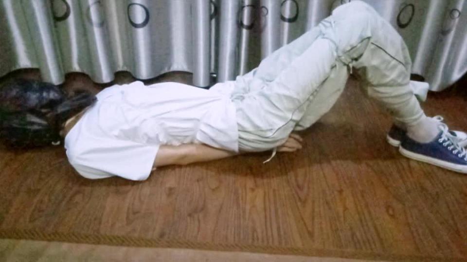 男穿白丝袜帆布鞋被捆绑挣扎 男穿白丝袜帆布鞋校服被调教，塑料袋套头捆绑。 很好看的一部视频，是男的哟。 