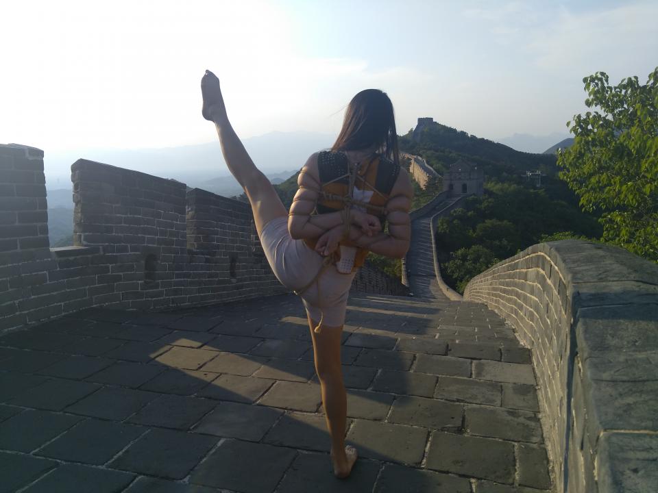 丽佳约拍作品M55【长城舞者】带着脚镣爬长城，五花紧缚龟甲股绳跳舞，口球无线跳跳爽歪歪！ 本视频由丽佳美苑出品，约拍作品M55【长城舞者】带着脚镣爬长城，五花紧缚龟甲股绳跳舞，口球无线跳跳爽歪歪！<br>定拍约拍QQ 823827335 微信13051214880，请联系丽佳<br>