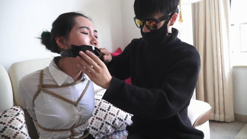 逍遥定制30分钟简单剧情片：董倩捆绑连裤袜塞嘴挣脱（欧式捆绑、连裤袜塞嘴、胶布+绷带多重封堵、挣脱） 本片由逍遥工作室出品，由美女模特董倩主演。<br>劫匪挟持董倩登场并捆绑董倩上身。绑完上身后，劫匪让董倩趴在沙发上，强行脱掉了董倩穿的肉色连裤袜塞到董倩嘴里。劫匪用连裤袜塞满董倩嘴之后，为了减小董倩发出声音，又用黑胶布和蓝色绷带封在董倩嘴外面。劫匪把董倩腿和脚并拢捆绑后离开，留下董倩呜呜呜剧烈挣扎。经过一段时间挣扎，董倩终于挣脱捆绑，一点点解除了嘴上封堵，终于解放了。<br>片名：董倩欧式捆连裤袜塞嘴挣脱<br>时长：00:29:59<br>分辨率：1920X1080<br>视频版权所有归zhangyuehan，盗版者自重！