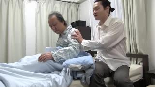 危机之护士遇险 小护士去照顾一个老人时被他的孙子绑架，并被捆绑后安置在老人身边，供他享用。
