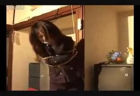 美女挣扎 女警察被捆绑挣扎