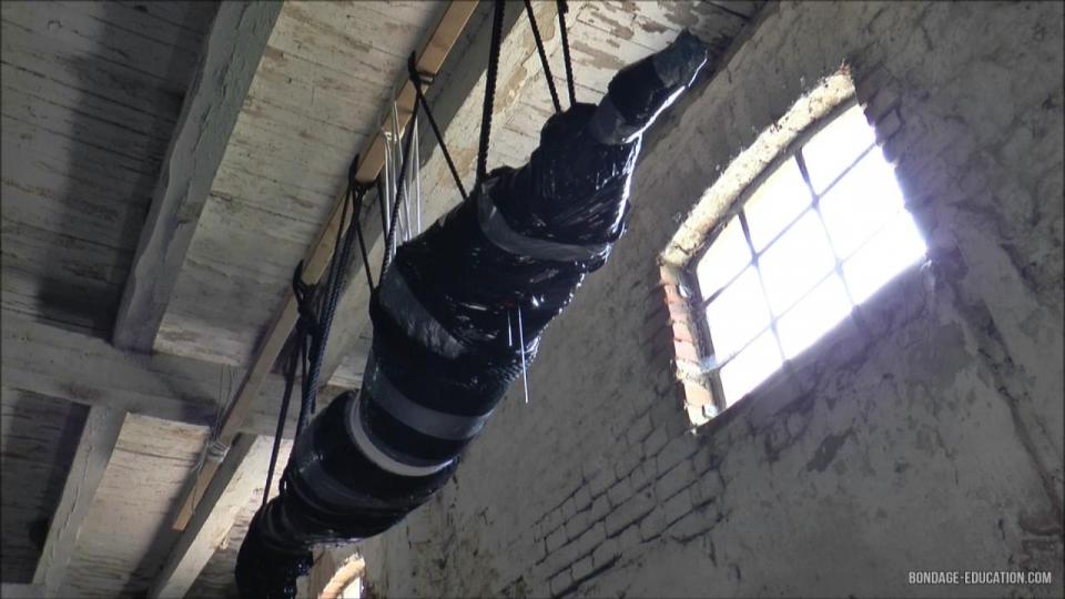 Mummification SuspensionIn The Barn Mummification SuspensionIn The Barn<br>Bondage-Education出品<br>购买网址:https://freebdsmsexvideos.net/2017/05/05/hardcore-mummification-suspensionin-the-barn/<br>剧情：Mistress Roxanne said Aurelia this day they're going to have a truly relaxing encasement session in the ribald old barn.