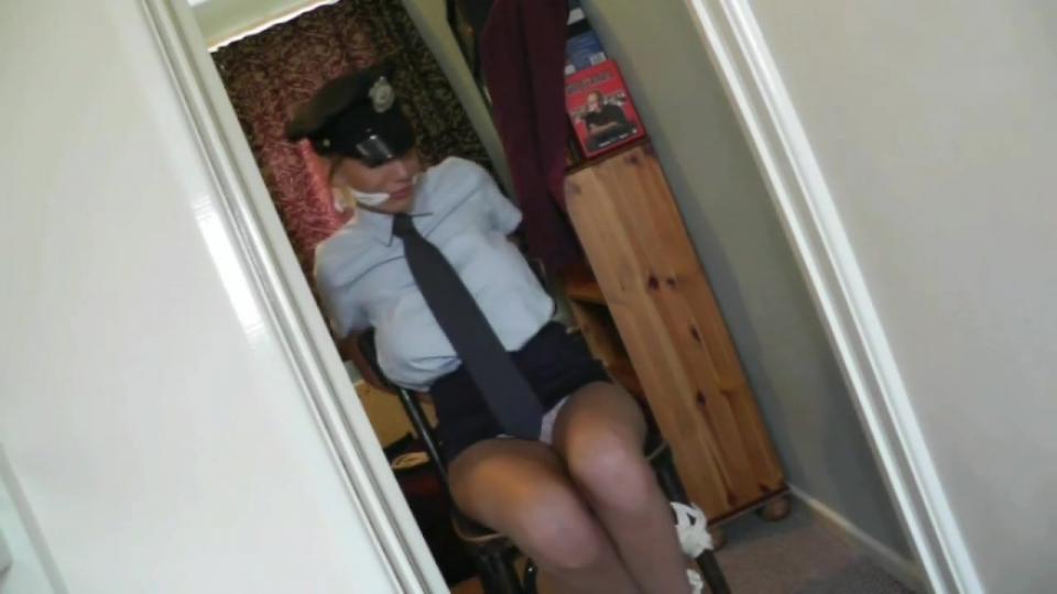 Danielle Maye in: Lady Law Out of Luck! https://www.borderlandbound.info/~bordland/index.php/modal/play/Mjg2MA==<br>女警maye被歹徒制服，绑在椅子上，最后被驷马绑了起来。